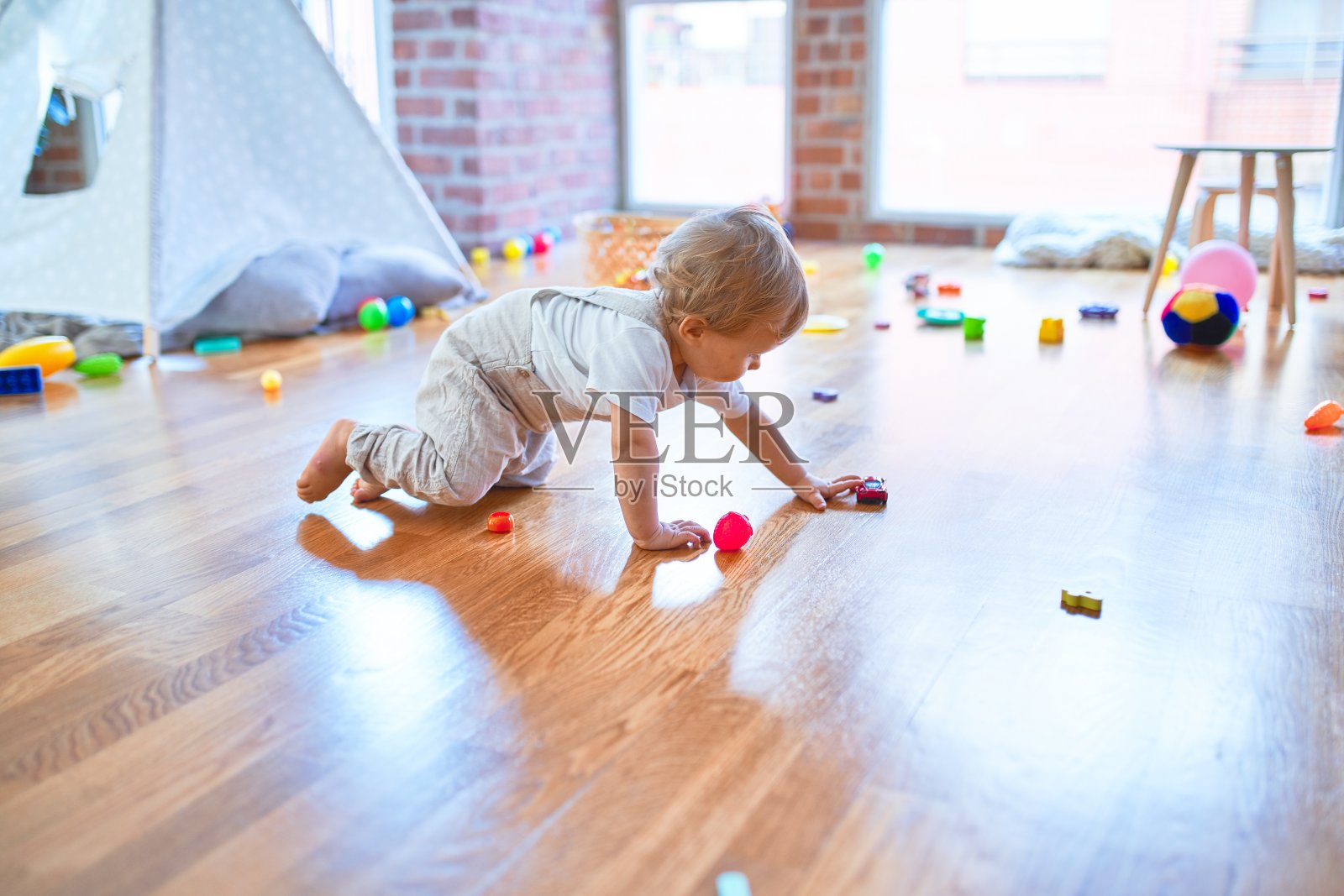 在幼儿园玩玩具的金发幼儿照片摄影图片