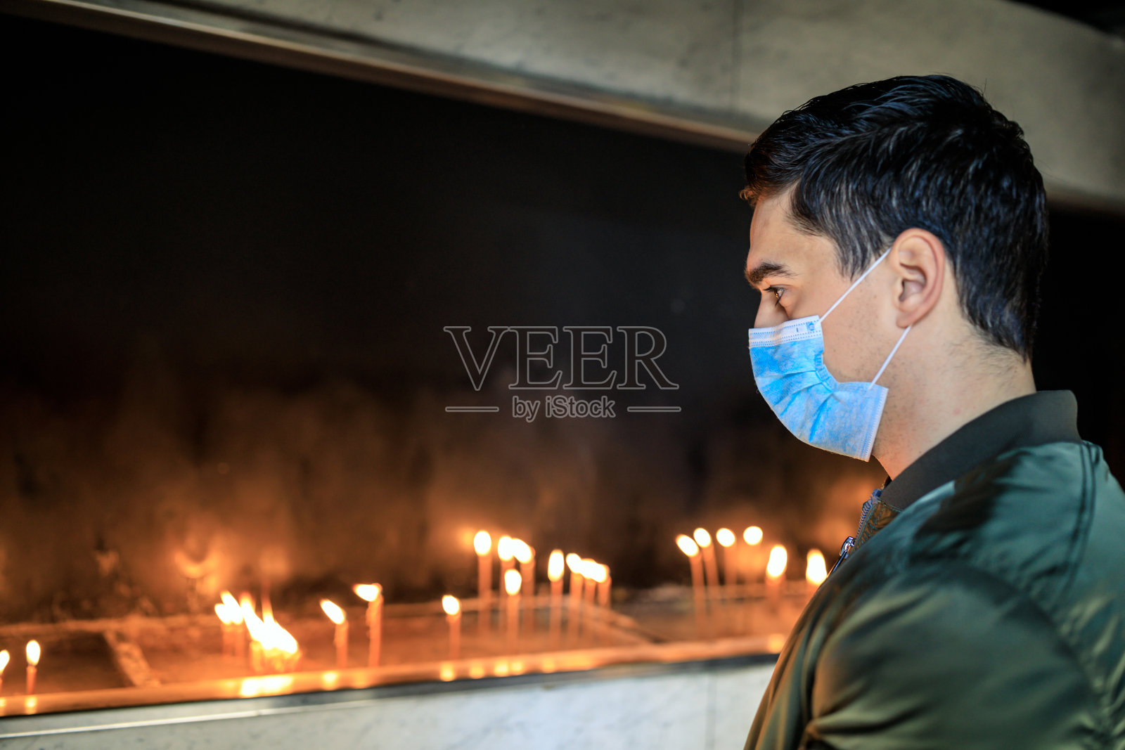 教堂中为新冠逝者祈祷的蜡烛照片摄影图片