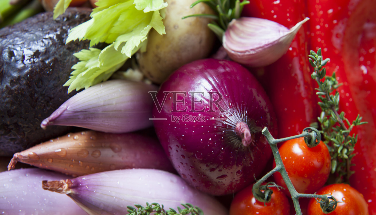 蔬菜盒-新鲜的食物，厨房里五颜六色的配料-辣椒，西红柿，土豆，胡萝卜，花椰菜，洋葱，芦笋，豌豆荚和百里香。照片摄影图片