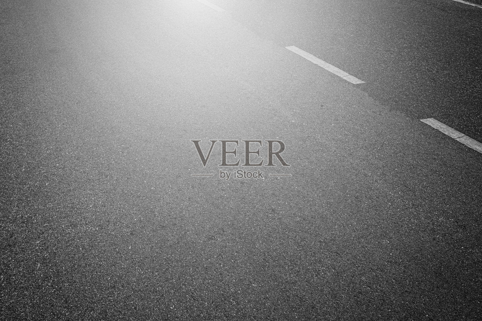 沥青路面用标记线白色条纹纹理背景。照片摄影图片