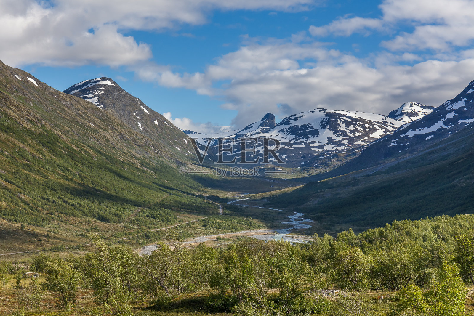 挪威的夏季景观，美妙的雪山景色与干净的夏天，寒冷的空气，选择性的焦点。照片摄影图片