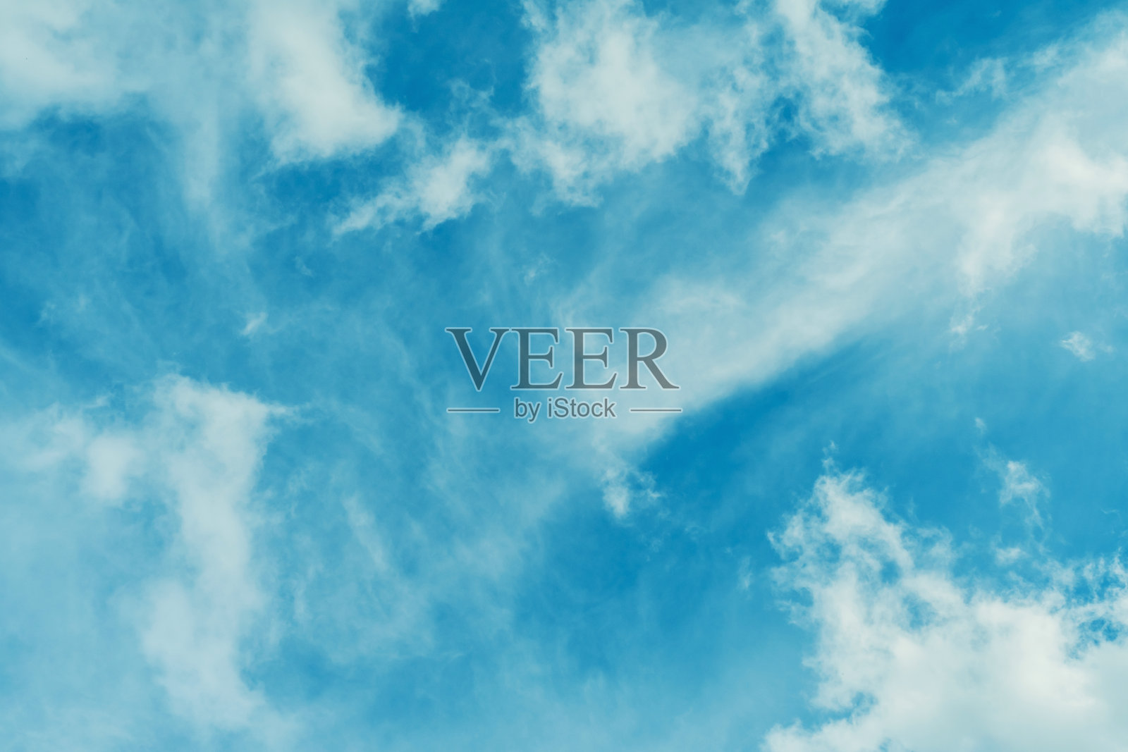 令人难以置信的美丽云彩映衬着晴朗的蓝天。照片摄影图片