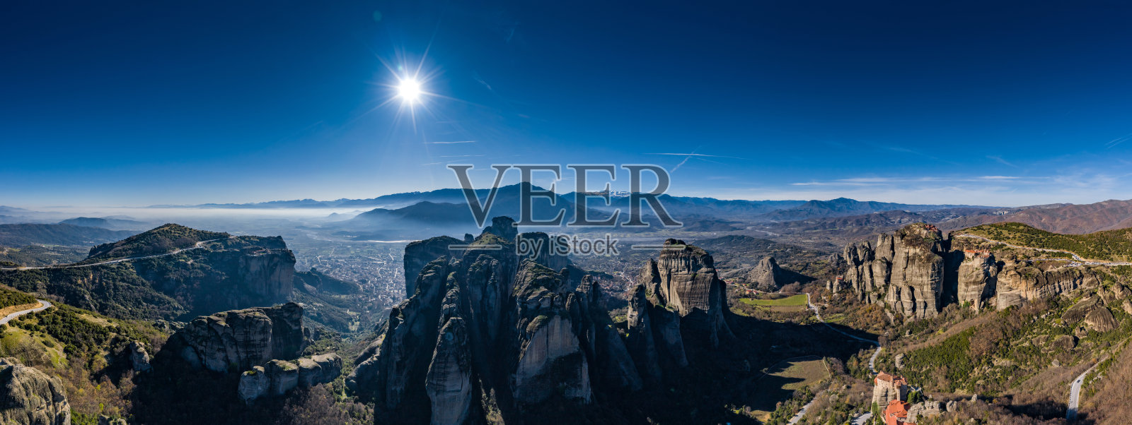 卡拉姆巴卡，希腊，瓦尔拉姆修道院的鸟瞰图和令人惊叹的山谷和地标性峡谷的米特拉日落，在索道上的摇篮，影子，扭曲的道路，桥照片摄影图片