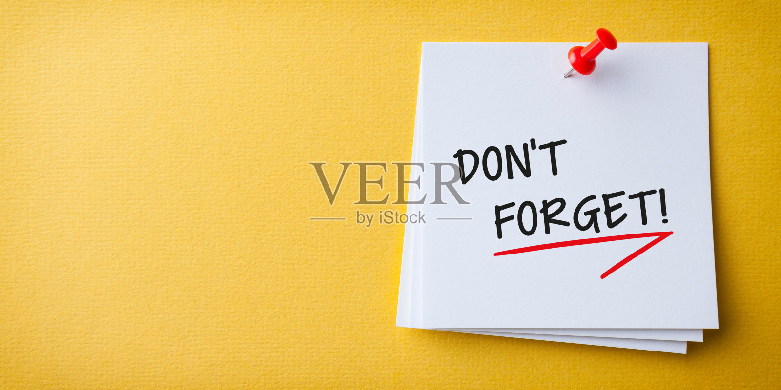 白色Sticky Note With Don't Forget And Red Push Pin On Yellow Background照片摄影图片