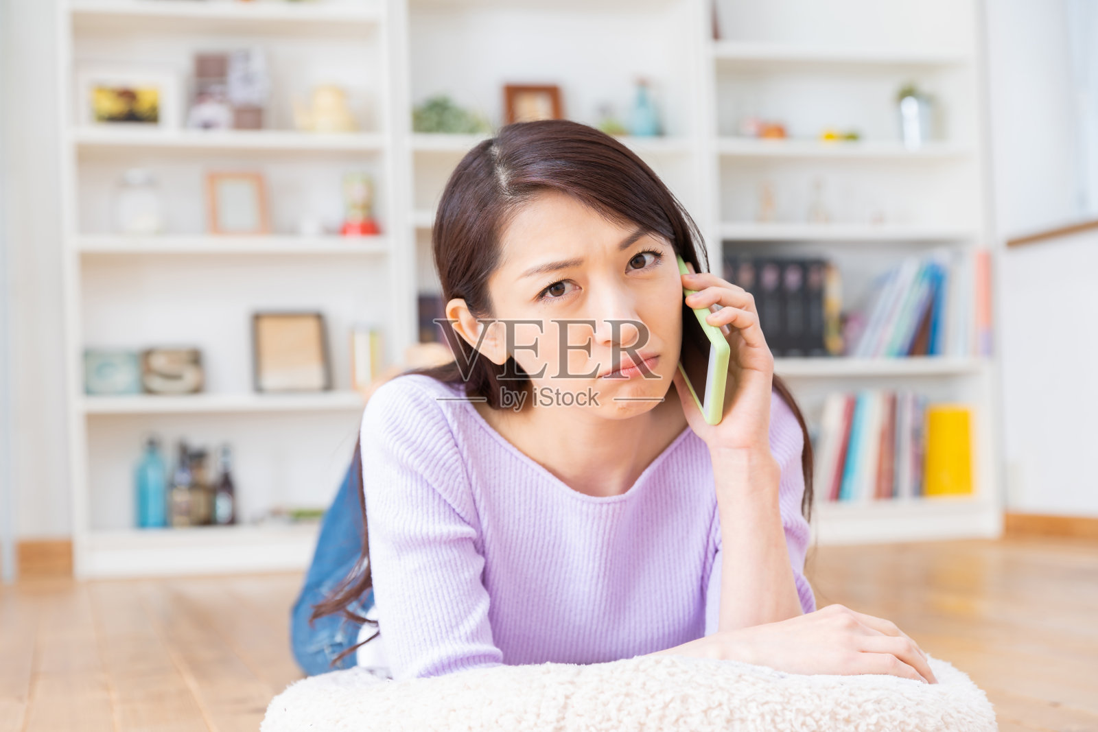 打电话，思考的亚洲女人照片摄影图片