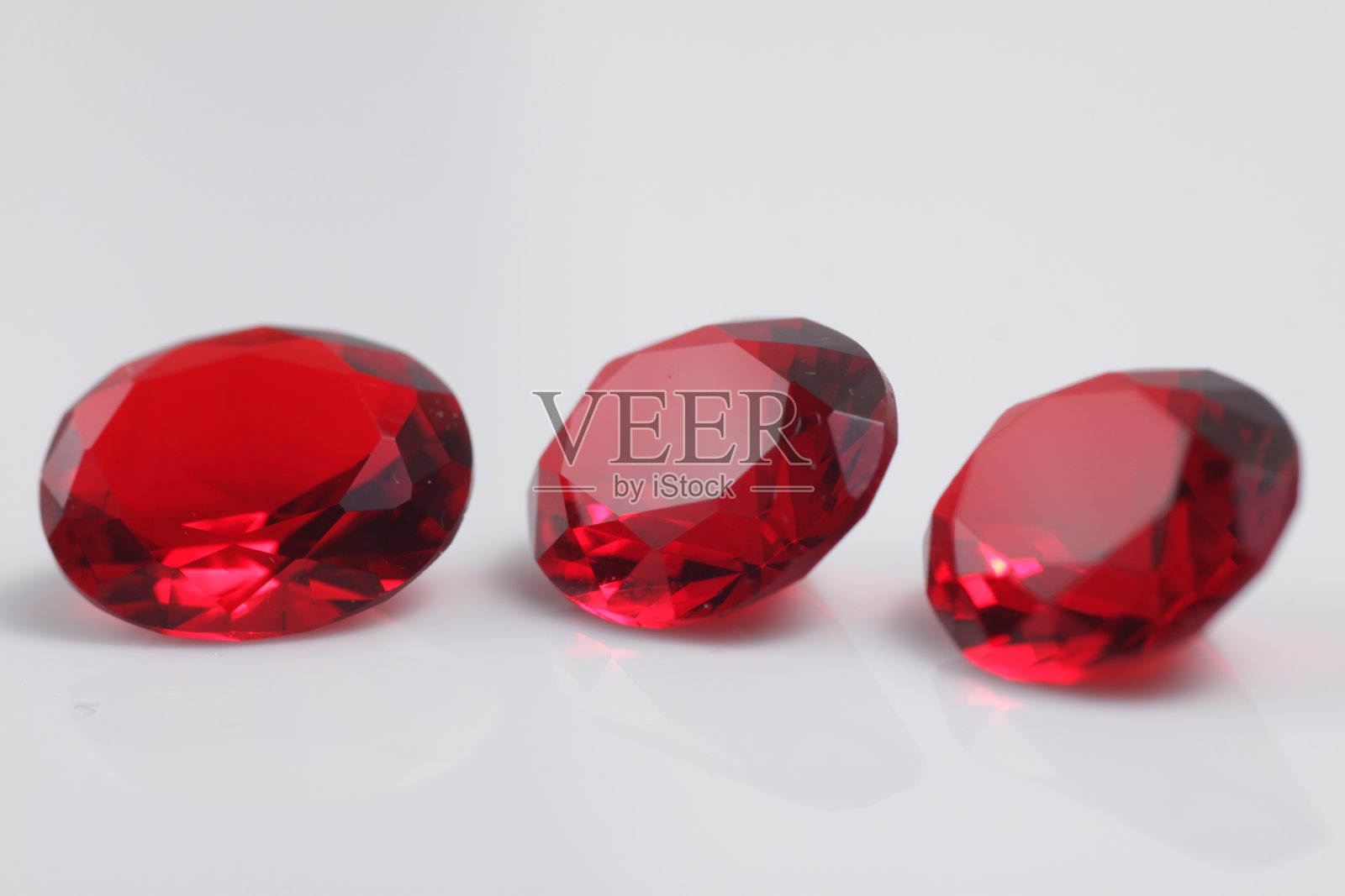 近距离拍摄美丽的彩色水晶钻石般的珠子照片摄影图片