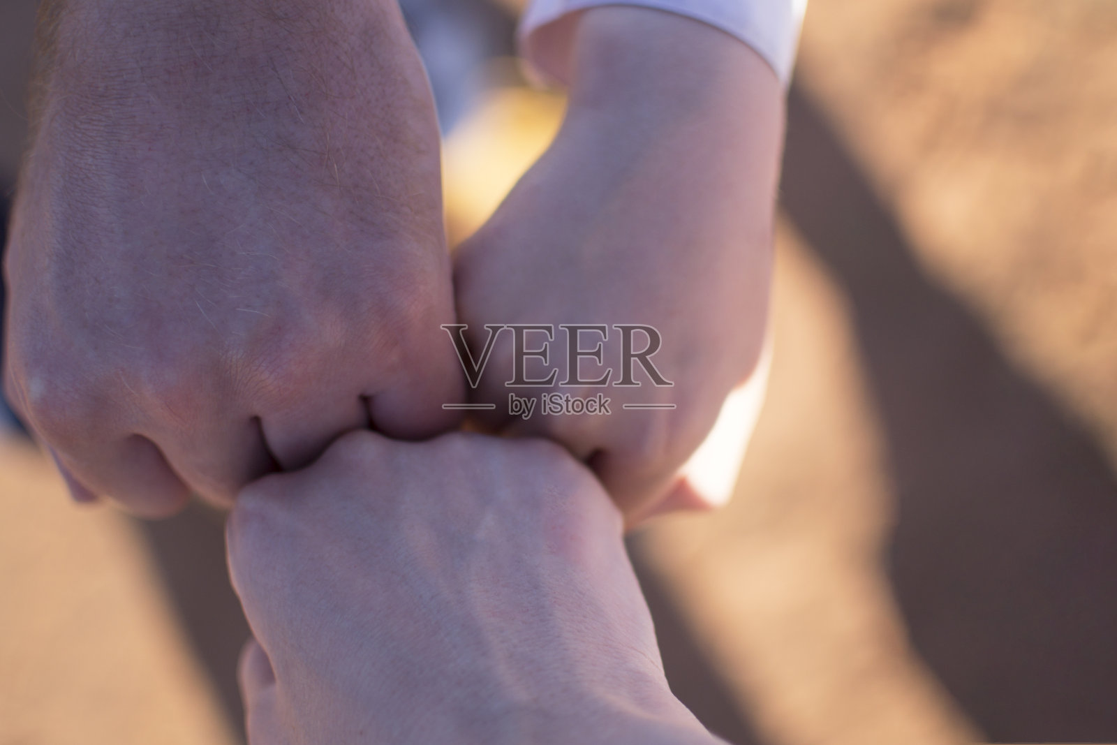 一个家庭团队的手。照片摄影图片