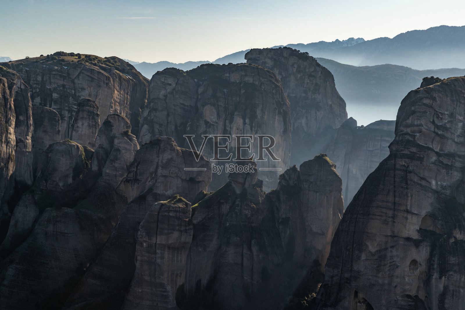 联合国教科文组织纪念碑迈特拉山脉鸟瞰图，希腊的地标，阳光明媚的天气，雾，阴霾笼罩山谷照片摄影图片