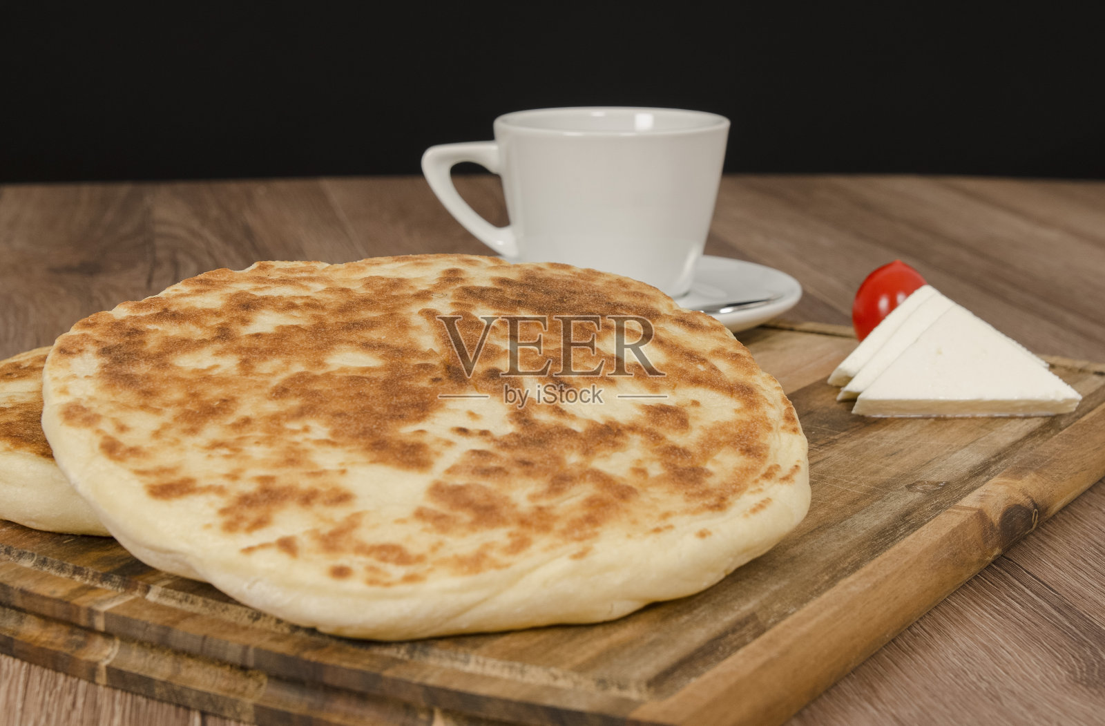 土耳其准备食用的大饼Bazlama。照片摄影图片