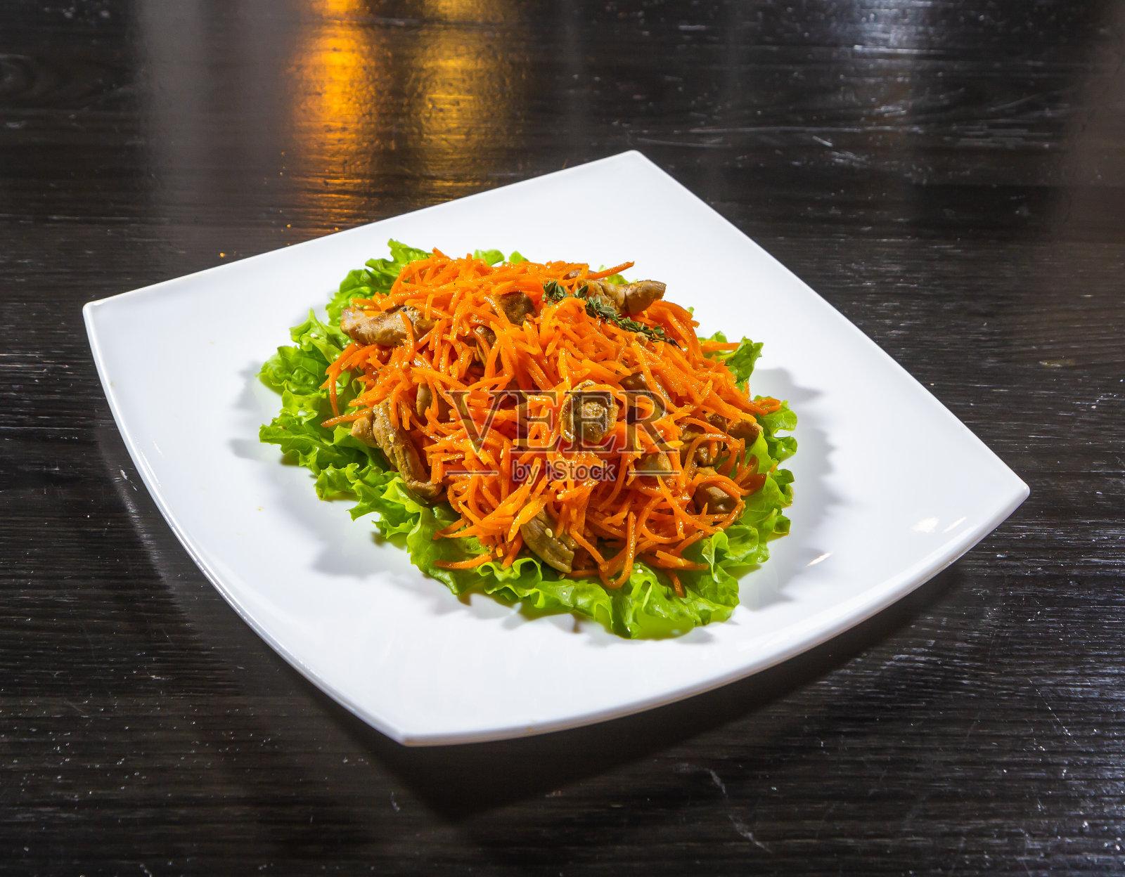 盘子里的食物准备得很好，设计得很漂亮照片摄影图片