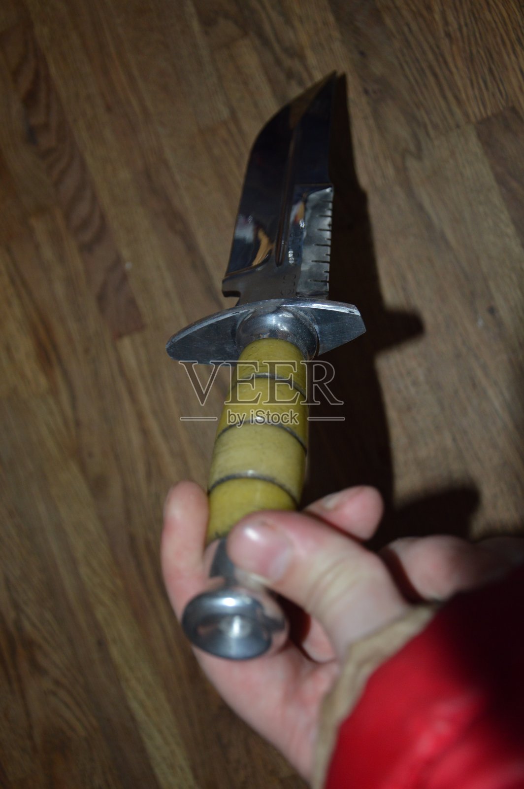 监狱里的手工刀和箱子照片摄影图片