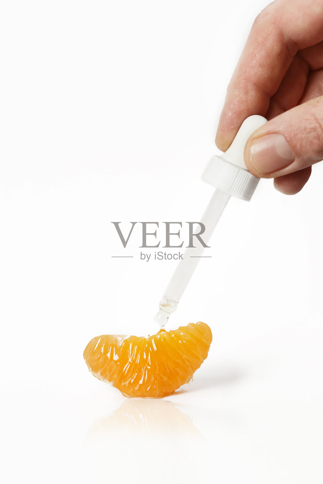 橘子精油，滴眼液管和橘子片照片摄影图片