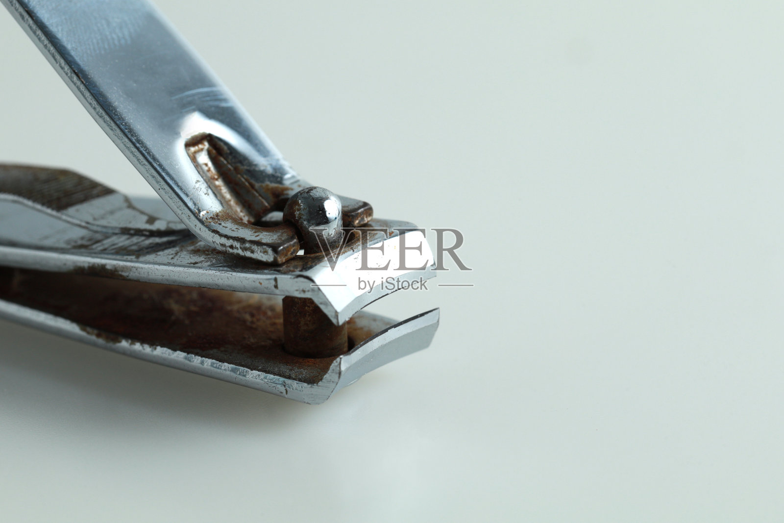 生锈又脏的剪指甲工具照片摄影图片