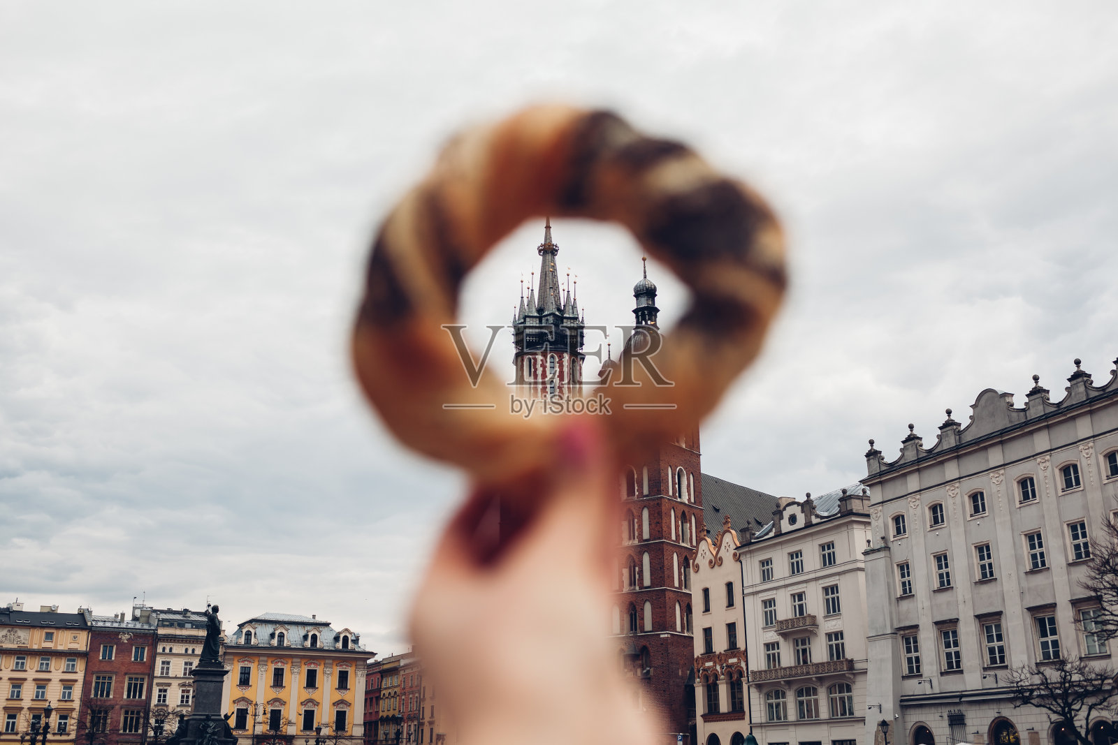 在克拉科夫的市场广场上，游客们拿着传统的波兰美食百吉饼。欧洲旅游照片摄影图片