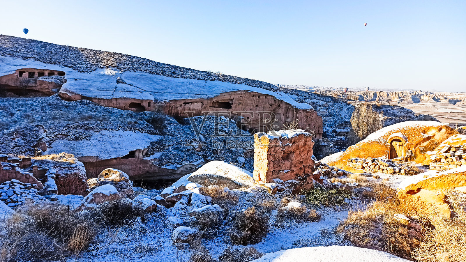 卡帕多西亚的石洞房屋和岩石景观照片摄影图片