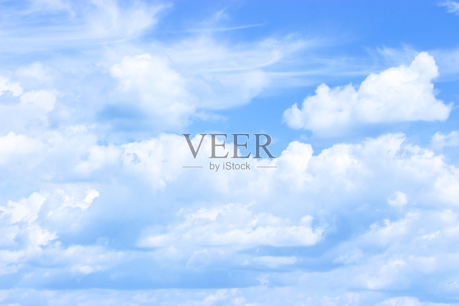 晴朗的云景，蓝天与白色的积云云景。美丽的自然背景天空。明媚的晴天，田园诗般的多云天空照片摄影图片