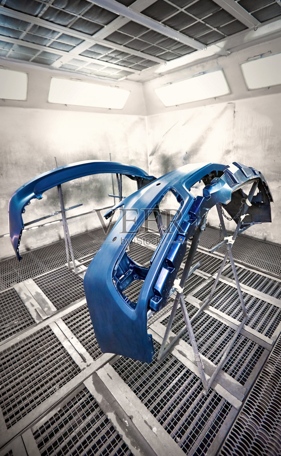 事故后汽车零件的准备和喷漆。照片摄影图片