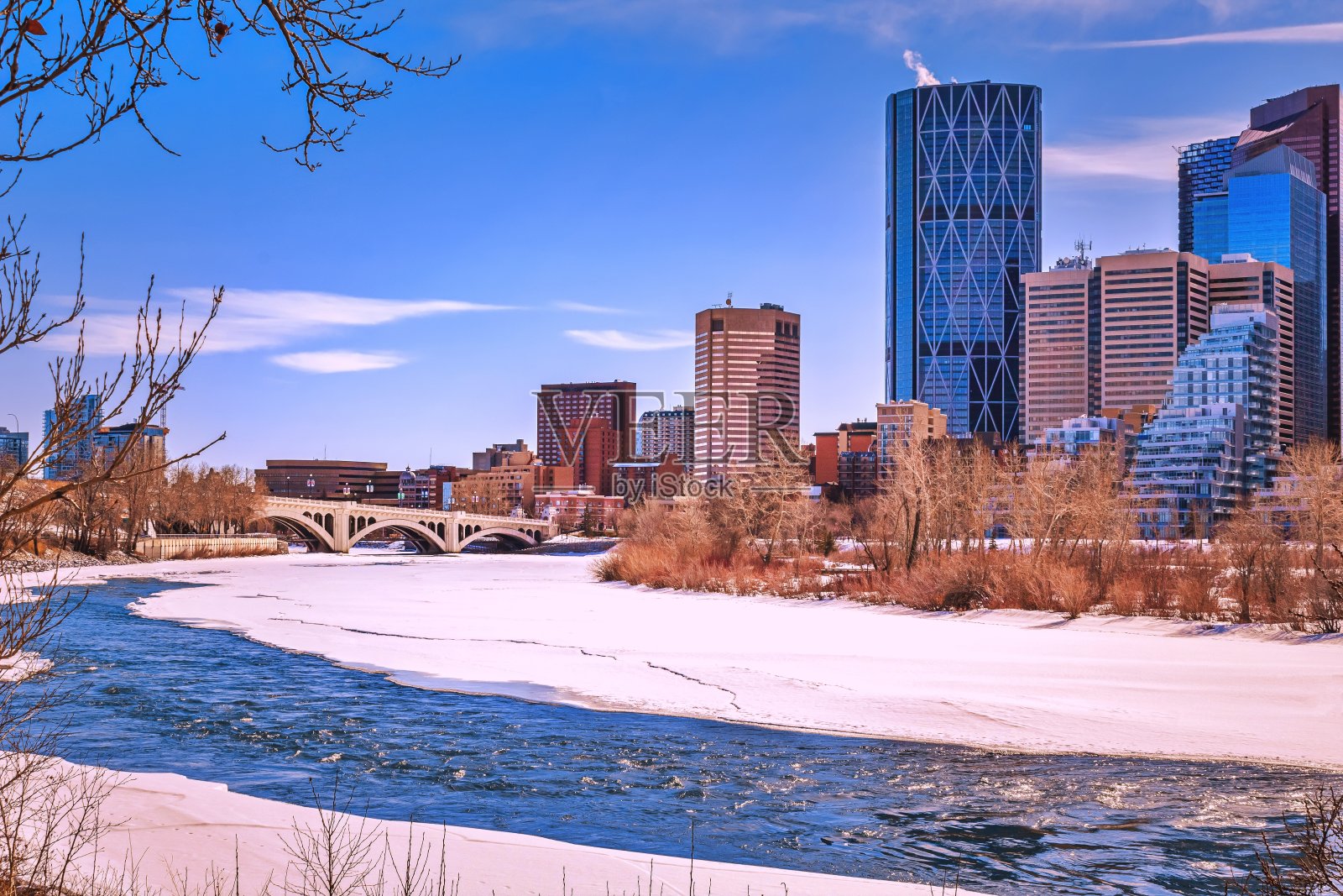 卡尔加里市中心的天际线从弓河通道照片摄影图片