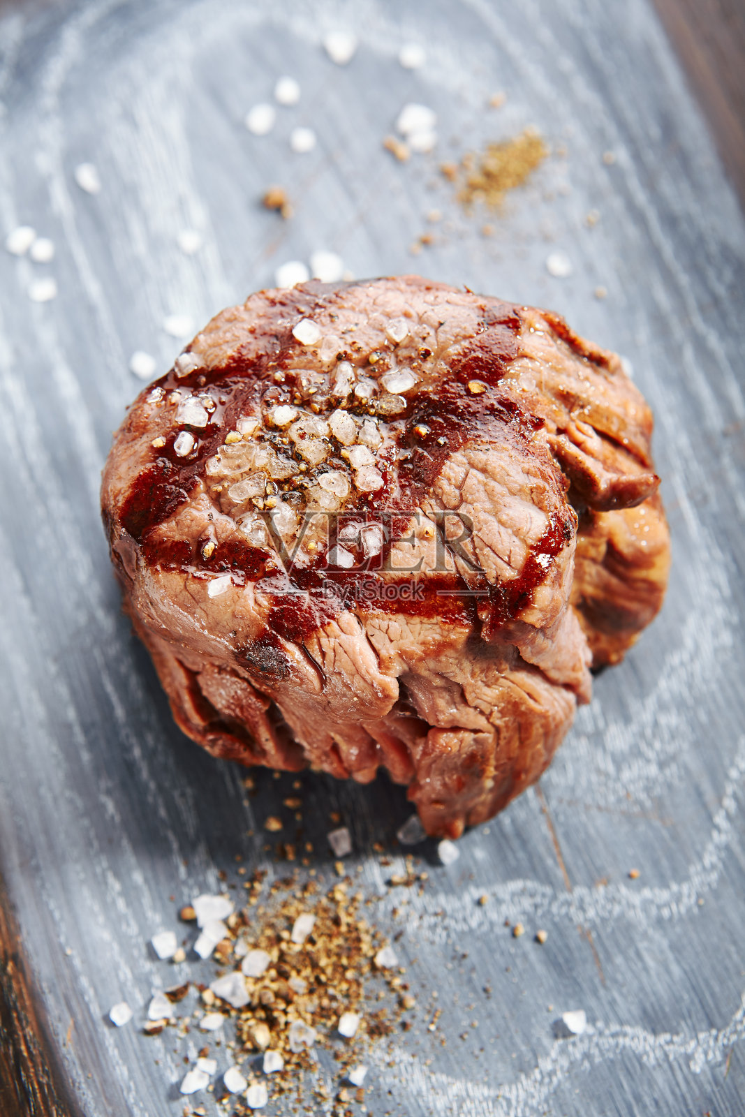 菲力牛排加盐和香料照片摄影图片