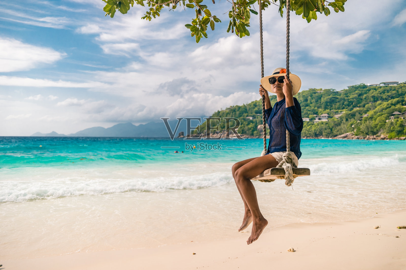 塞舌尔热带岛屿，年轻女子在白色沙滩上度假，马埃岛，塞舌尔普拉兰岛照片摄影图片