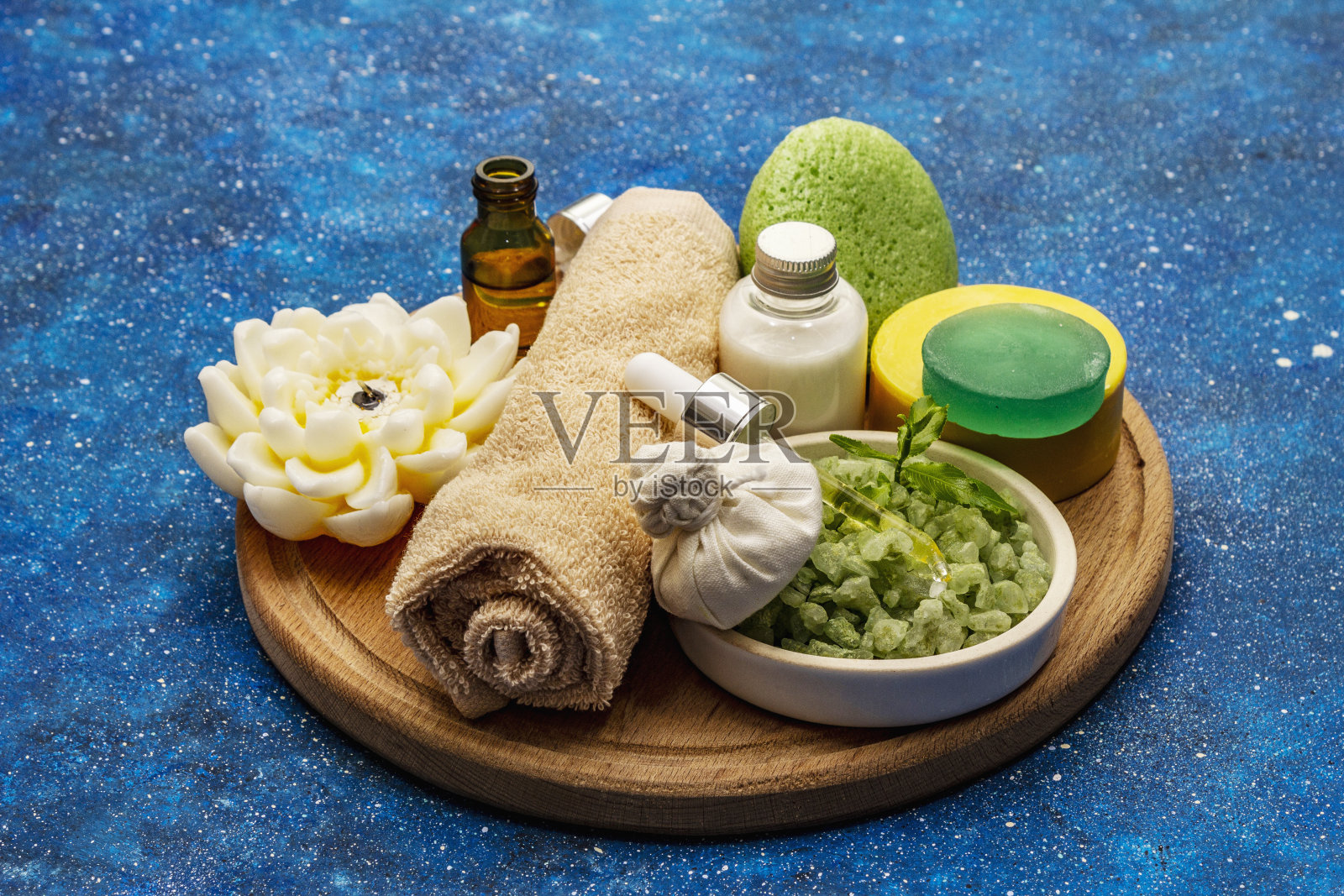 照顾自己的健康习惯。天然化妆品，水疗套装。精油，海盐，奶油，海绵，毛巾。航海的背景照片摄影图片