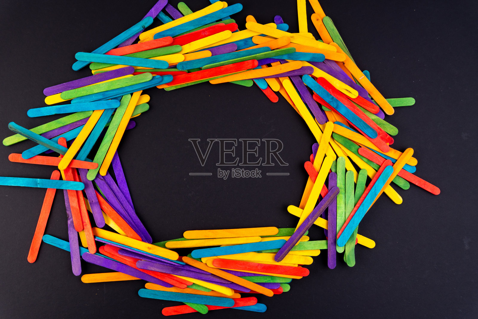 彩色木棒与黑色背景照片摄影图片