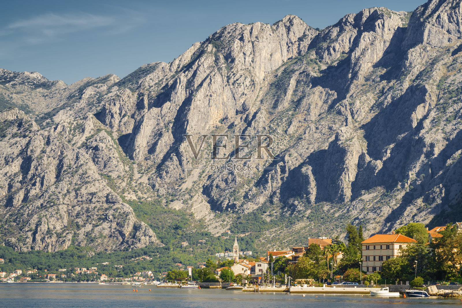 阳光明媚的早晨，科托尔湾附近的村庄多布罗塔，黑山。照片摄影图片