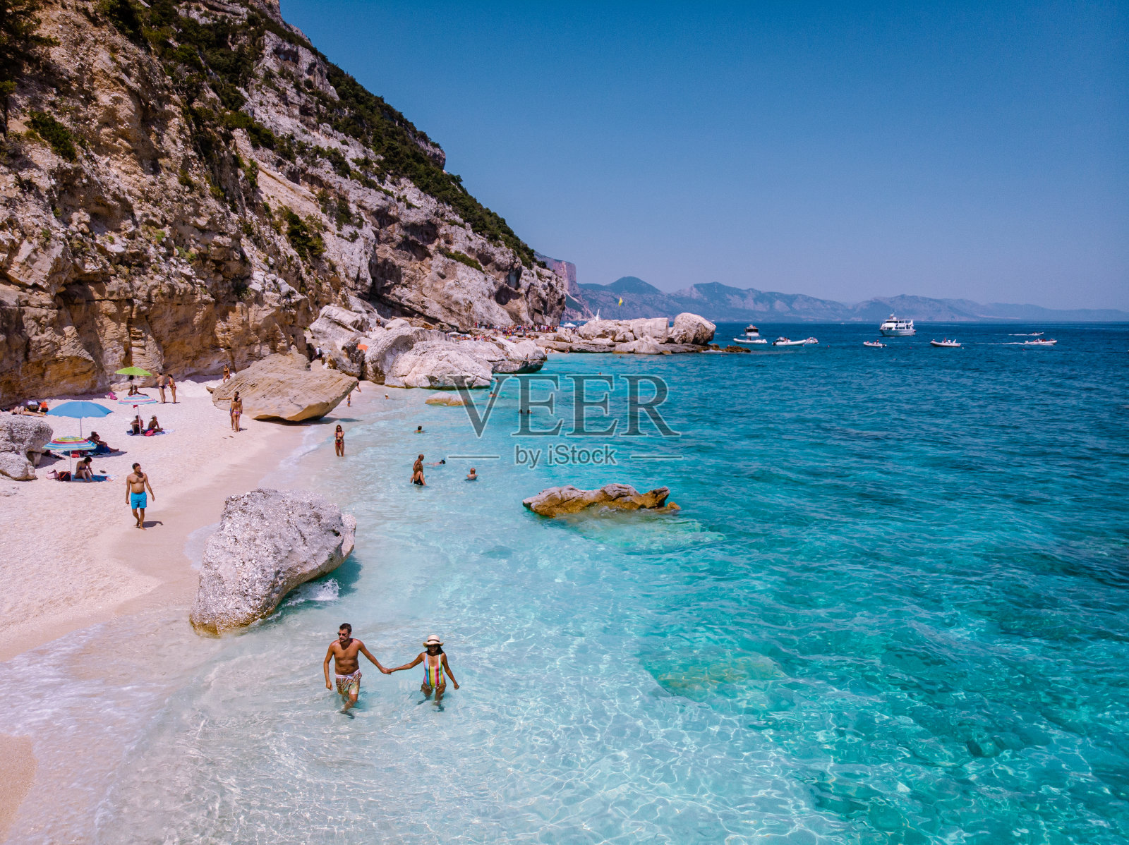 塞舌尔热带岛屿：年轻男女在白色海滩度假照片摄影图片