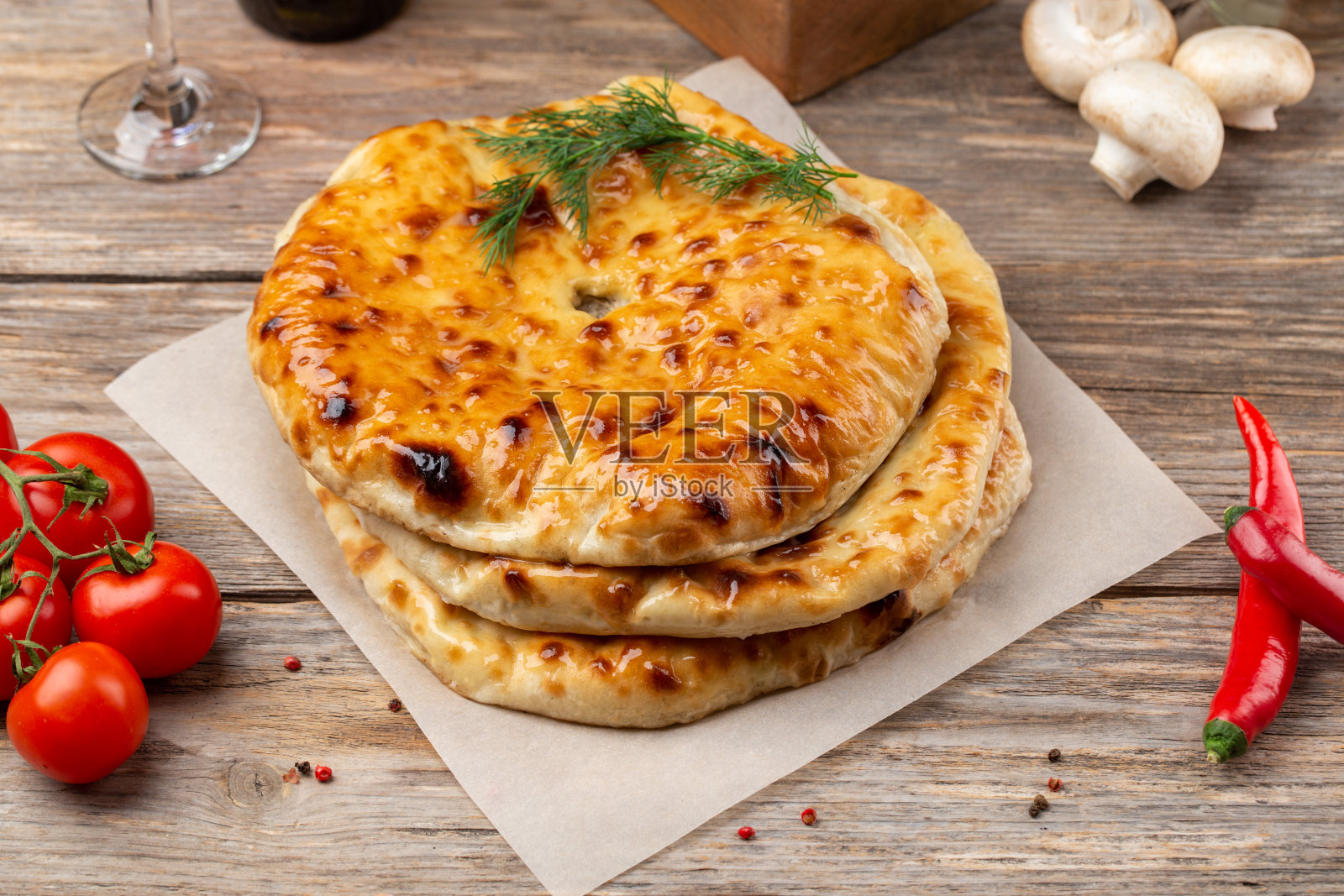 各种奥塞梯派配土豆，蘑菇，奶酪和肉照片摄影图片