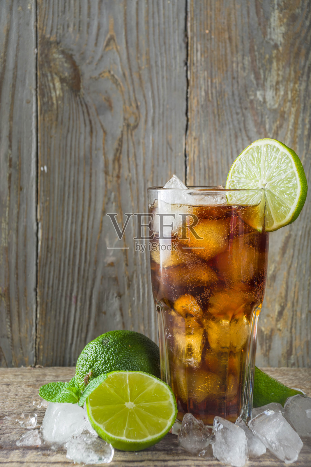 朗姆酒和可乐古巴利布鸡尾酒照片摄影图片