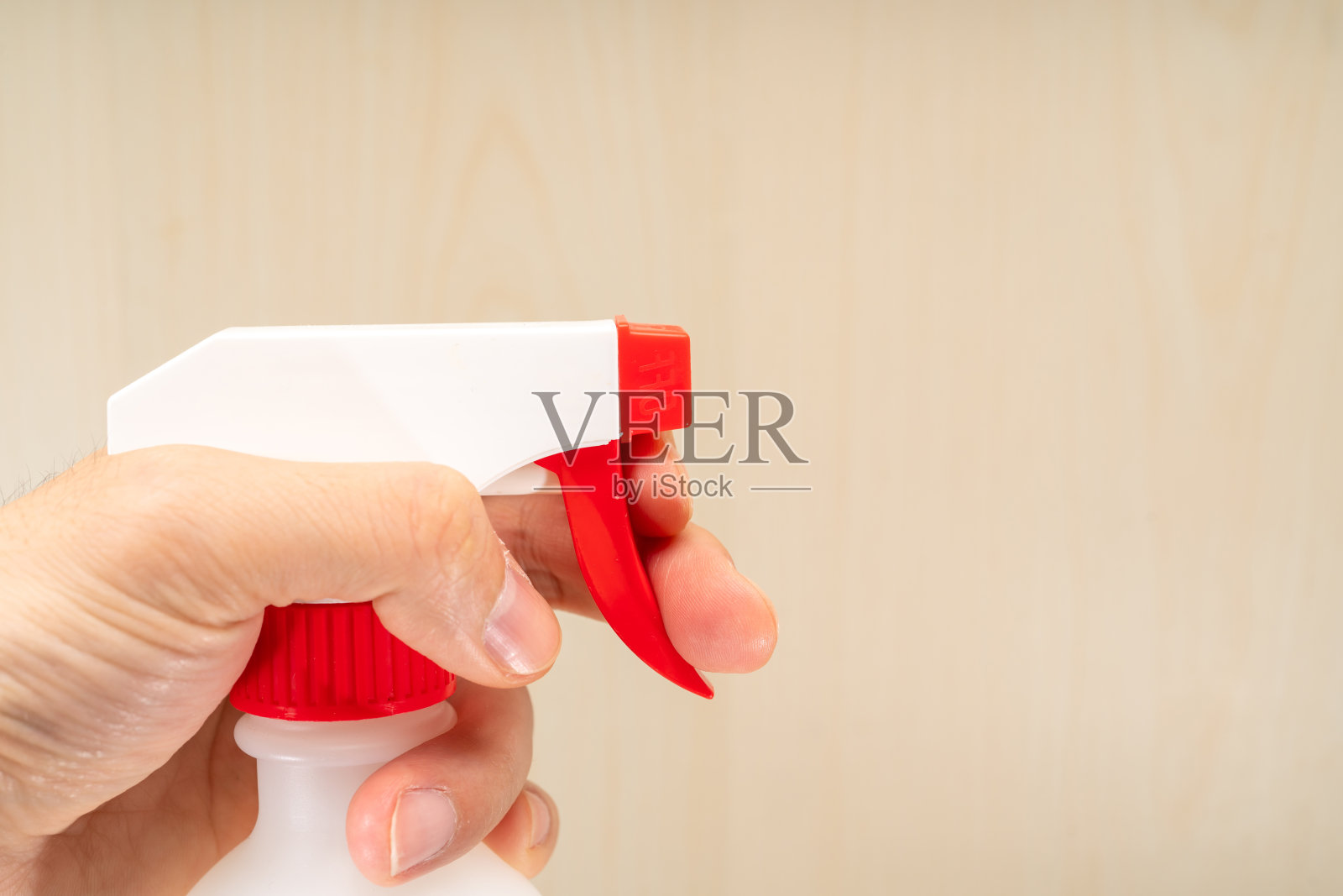 白色背景的防护口罩和洗手液凝胶机，用于预防新型冠状病毒(2019-nCoV)或COVID-19和流感。消毒、卫生、保健理念照片摄影图片