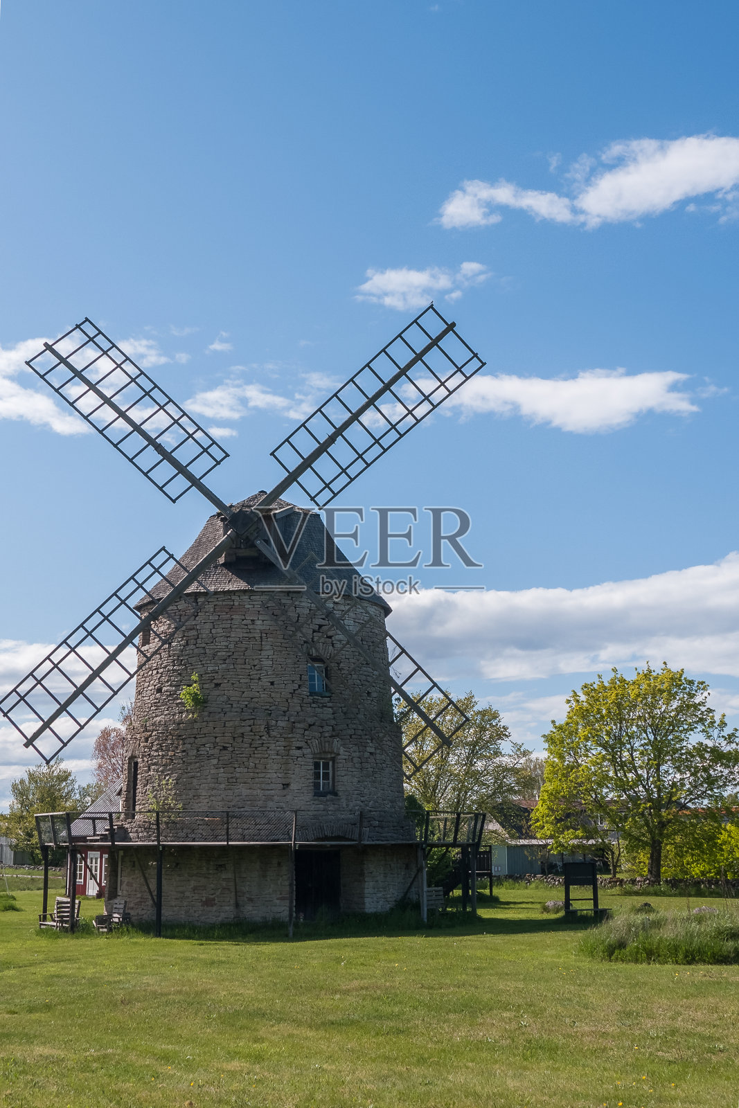 瑞典奥兰岛上的古老石制风车照片摄影图片