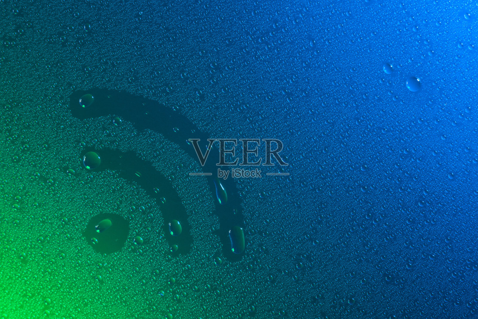 Wifi标志在霓虹灯背景下下降趋势2020颜色Aqua menthe经典蓝色，平铺俯视图拷贝空间照片摄影图片