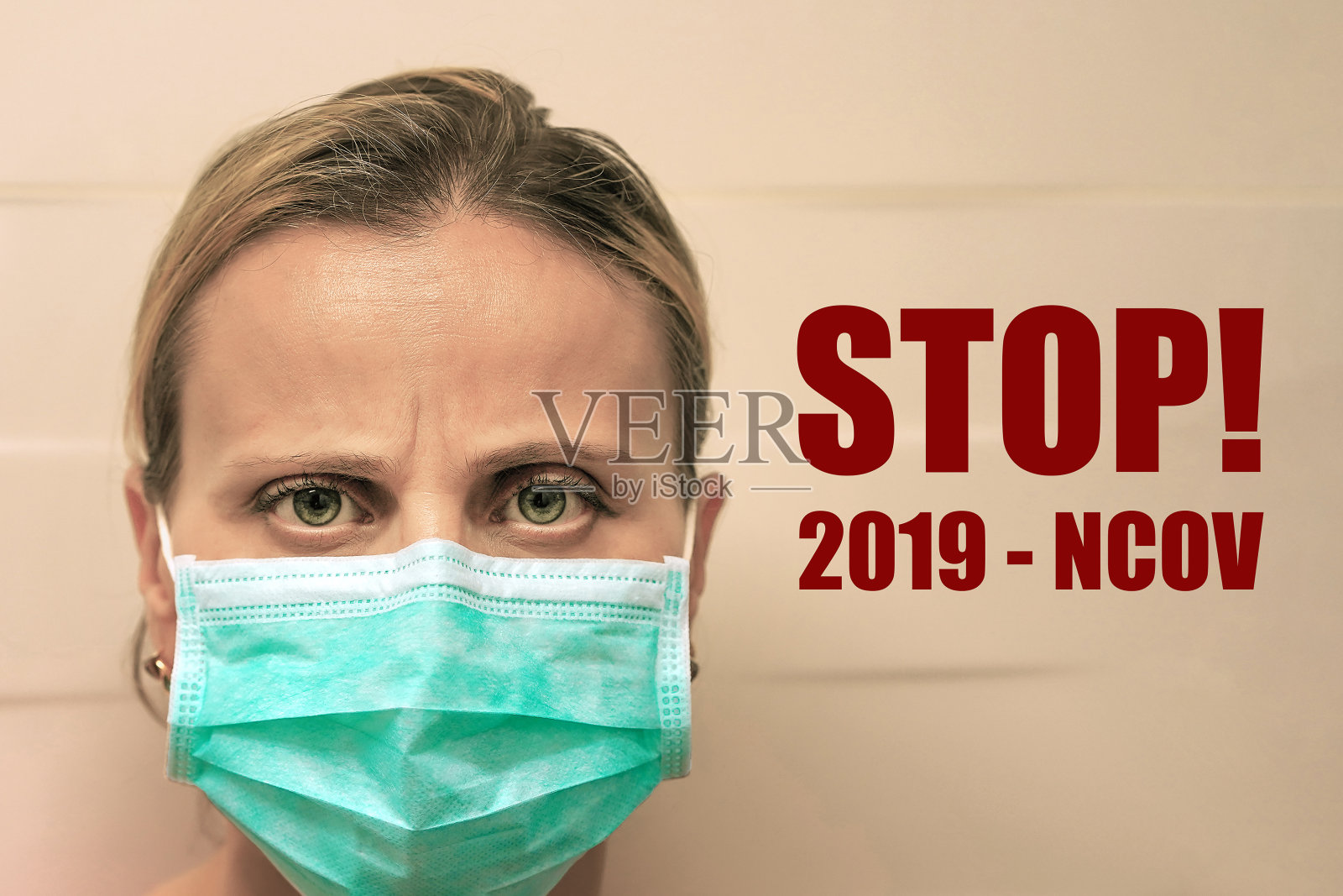 戴着口罩，看着镜头的白人女性特写肖像。流感、灰尘过敏、病毒防护。照片摄影图片