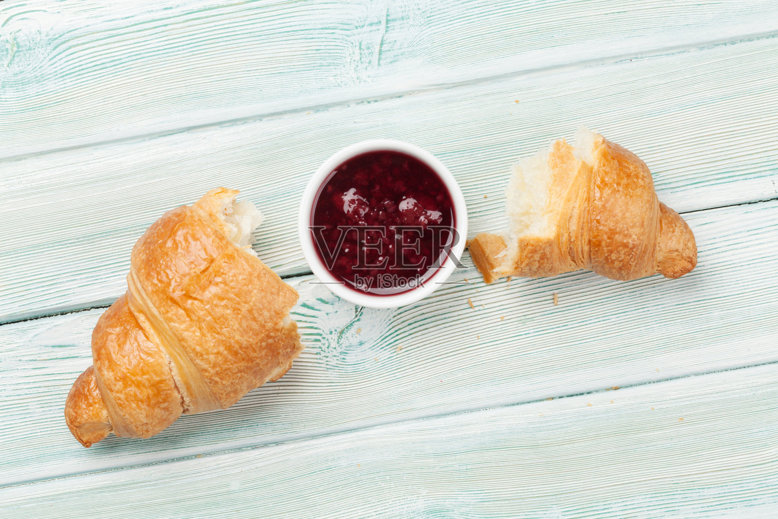 新鲜牛角面包配浆果酱照片摄影图片