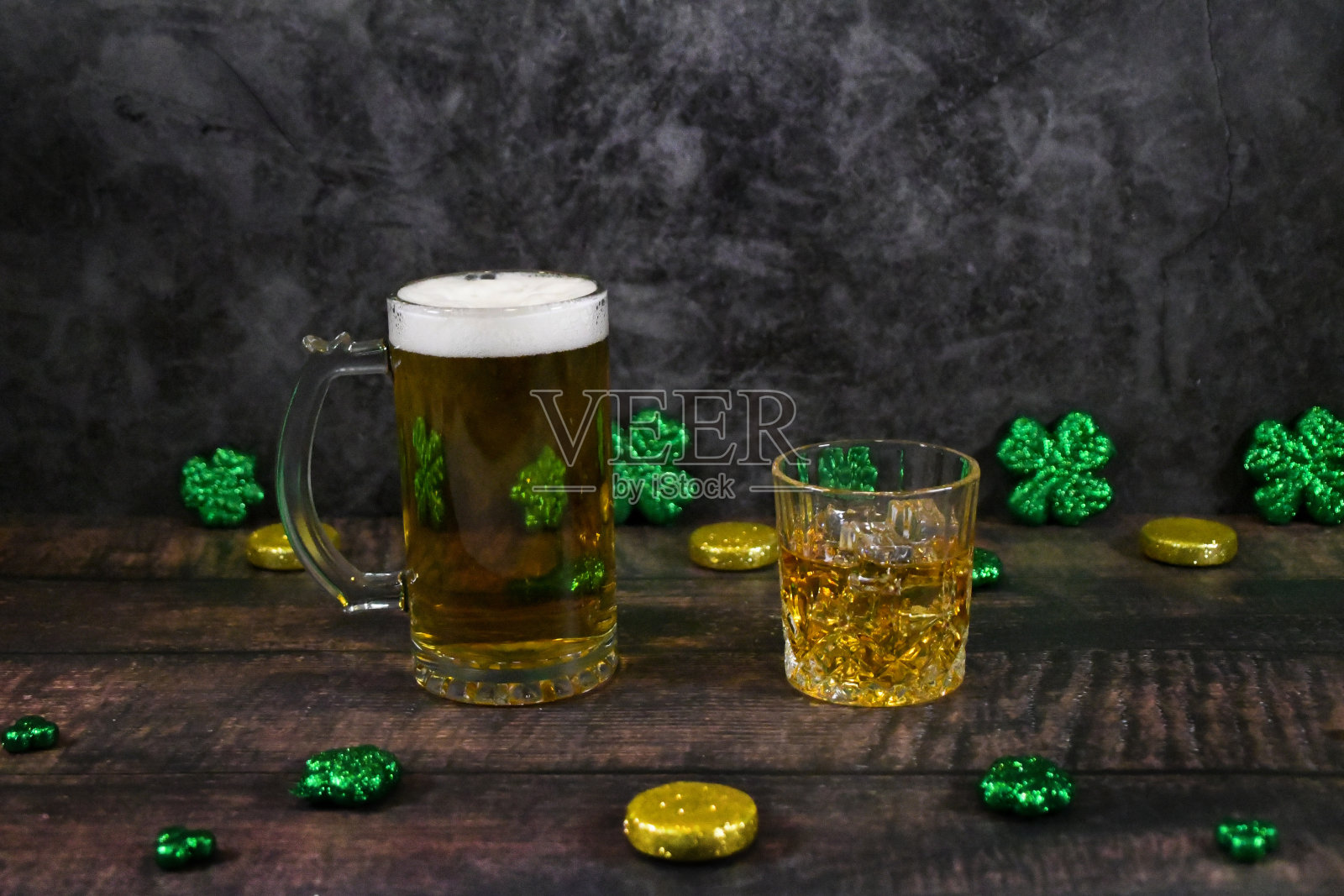 用三叶草和金币做成的酒来庆祝圣帕特里克节照片摄影图片