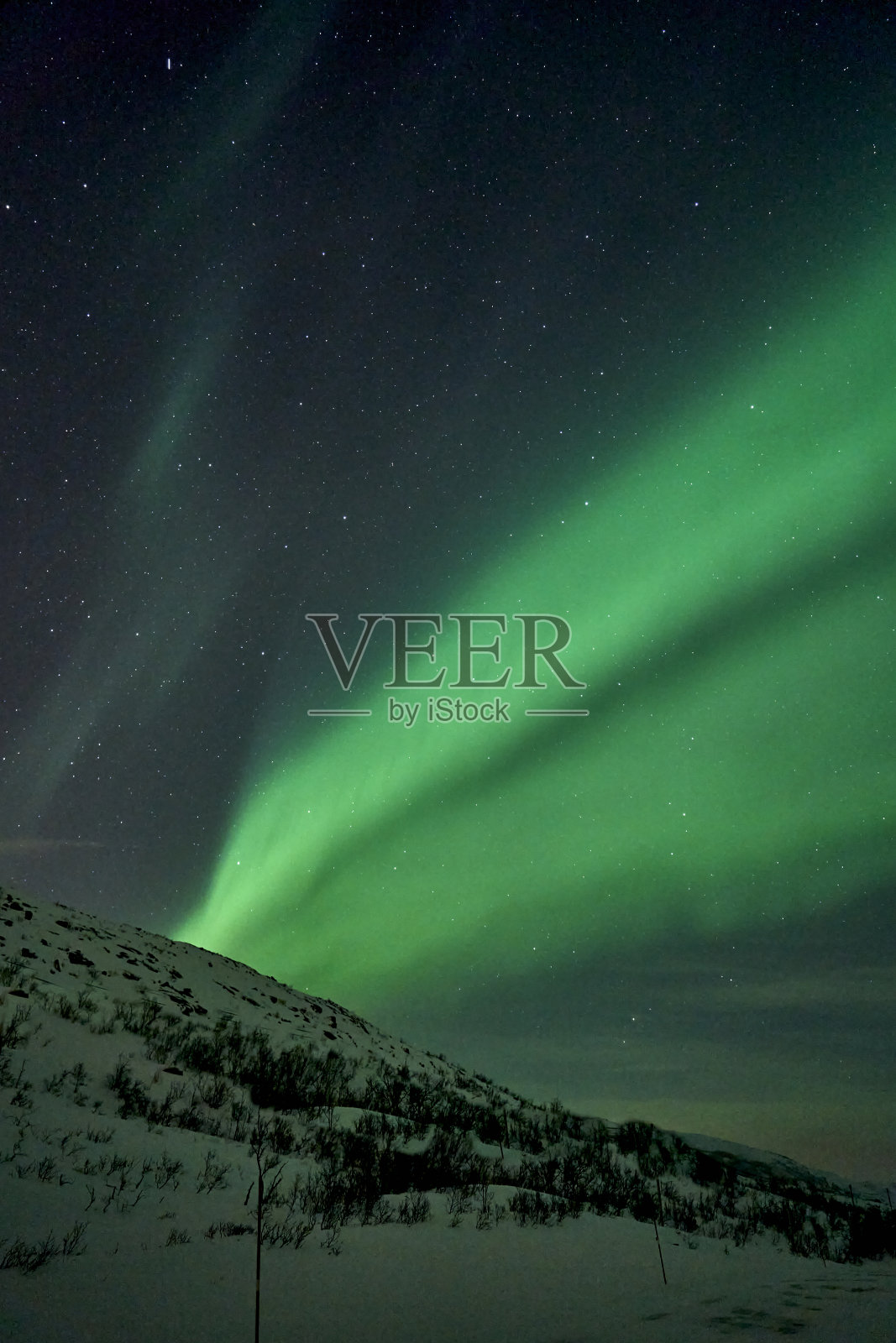 2020年3月1日:北极光(又称北极光)出现在特罗姆瑟西部的群山中照片摄影图片