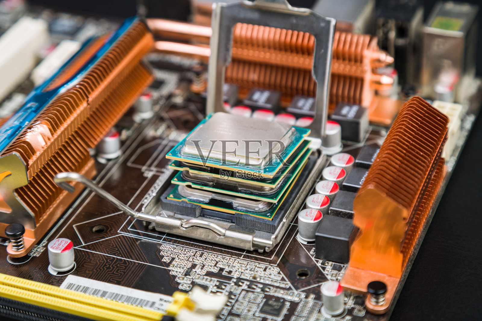 在一个旧的布满灰尘的游戏主板上安装四个处理器照片摄影图片