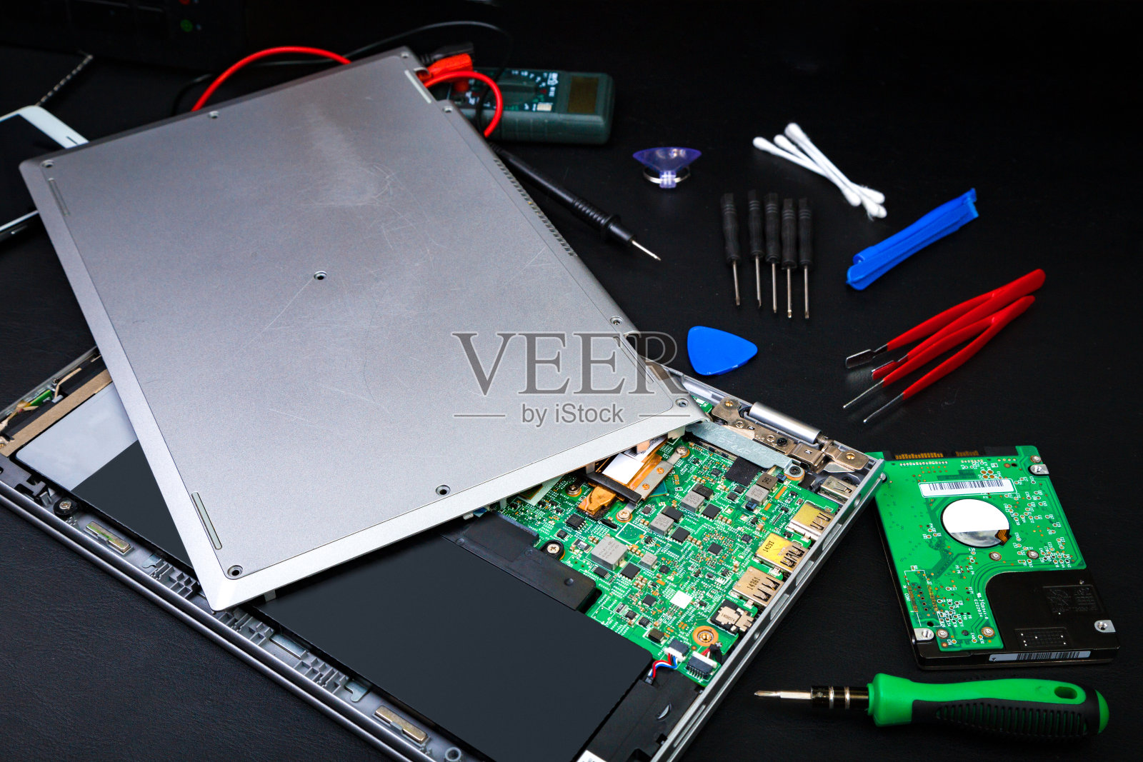 笔记本电脑的细节和特殊的工具照片摄影图片