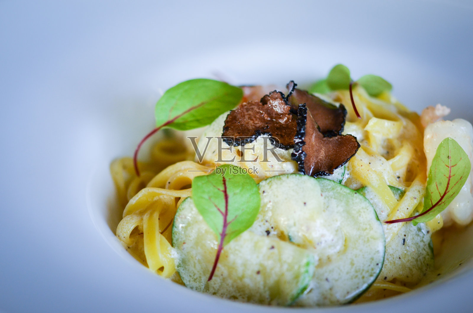 新鲜的松露南瓜意大利面照片摄影图片