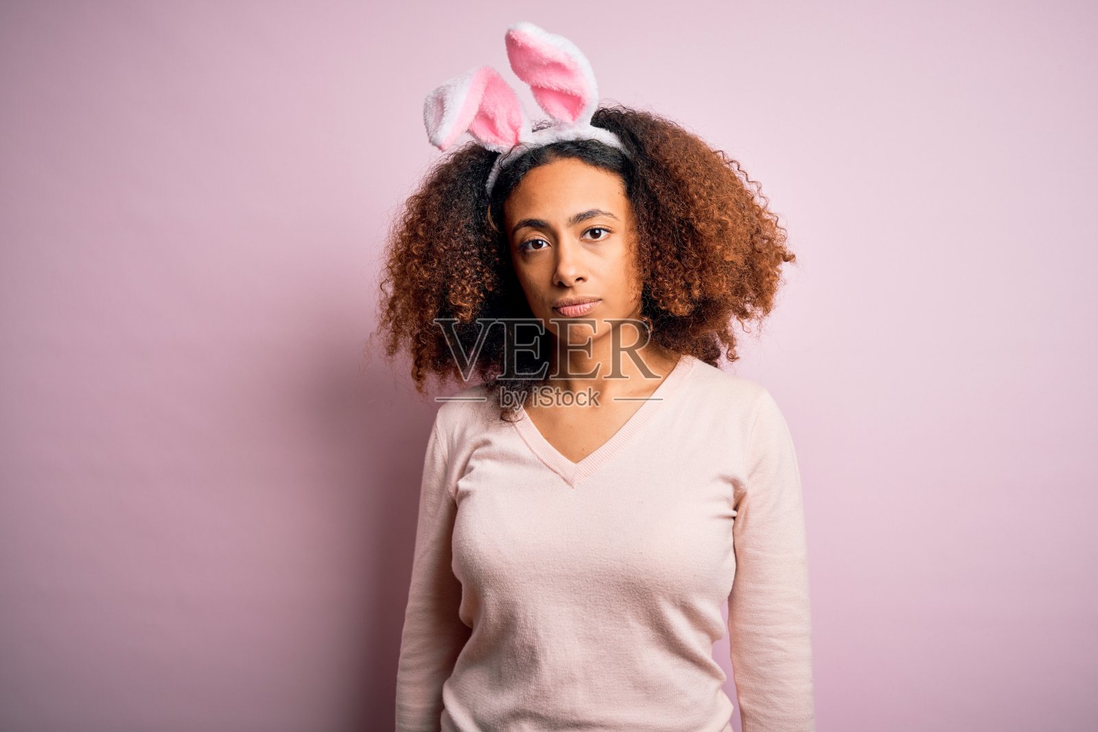 戴着兔子耳朵的放松年轻非裔美国女性照片摄影图片