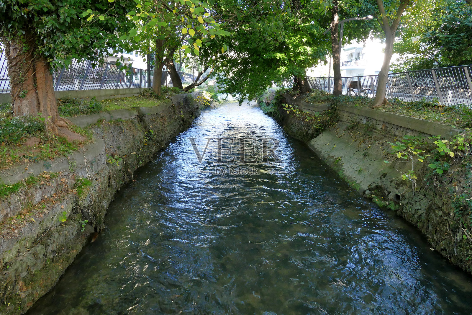 形成著名的埃德萨瀑布的运河的详细视图照片摄影图片