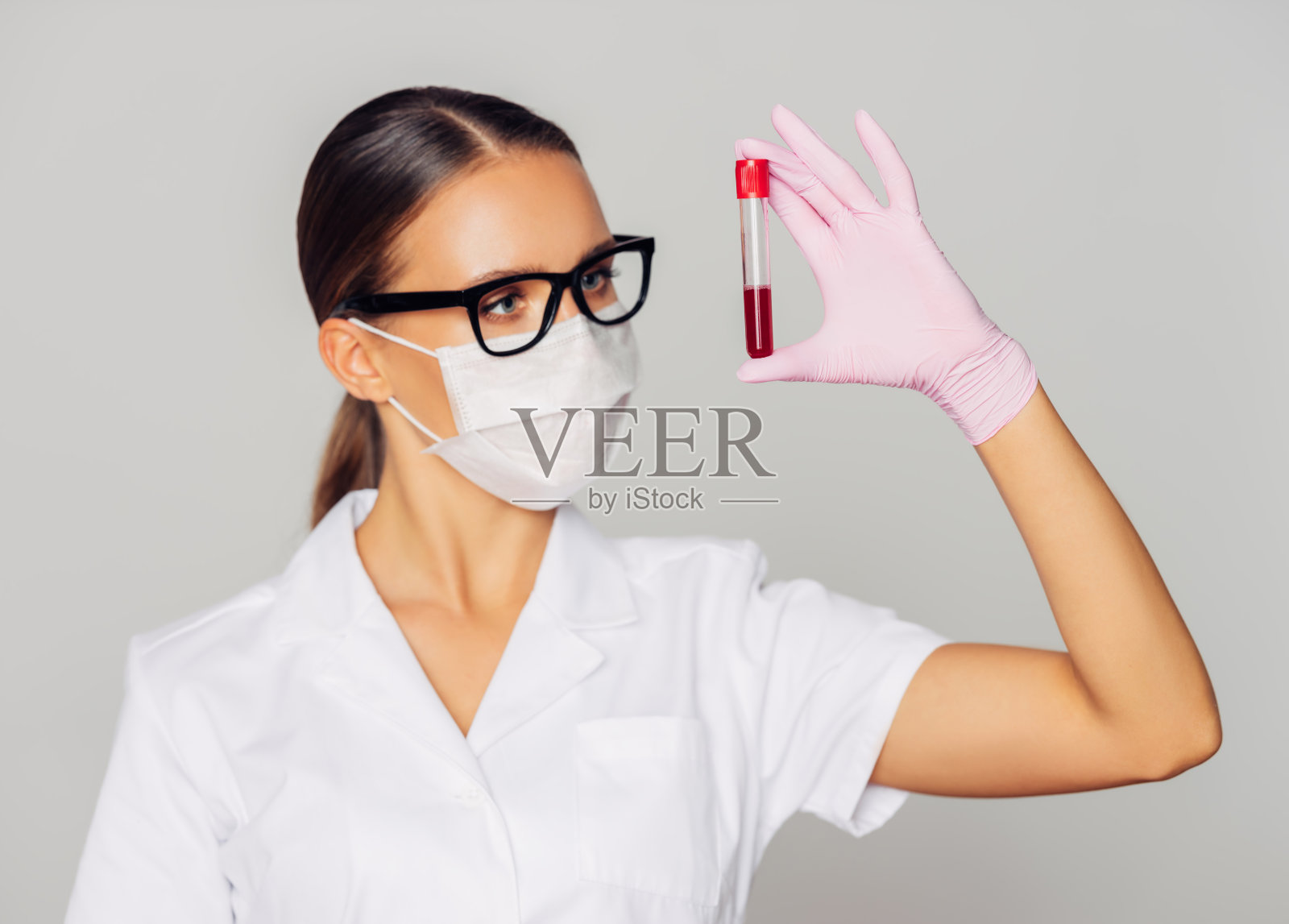 医院实验室中的新冠病毒血液检测照片摄影图片