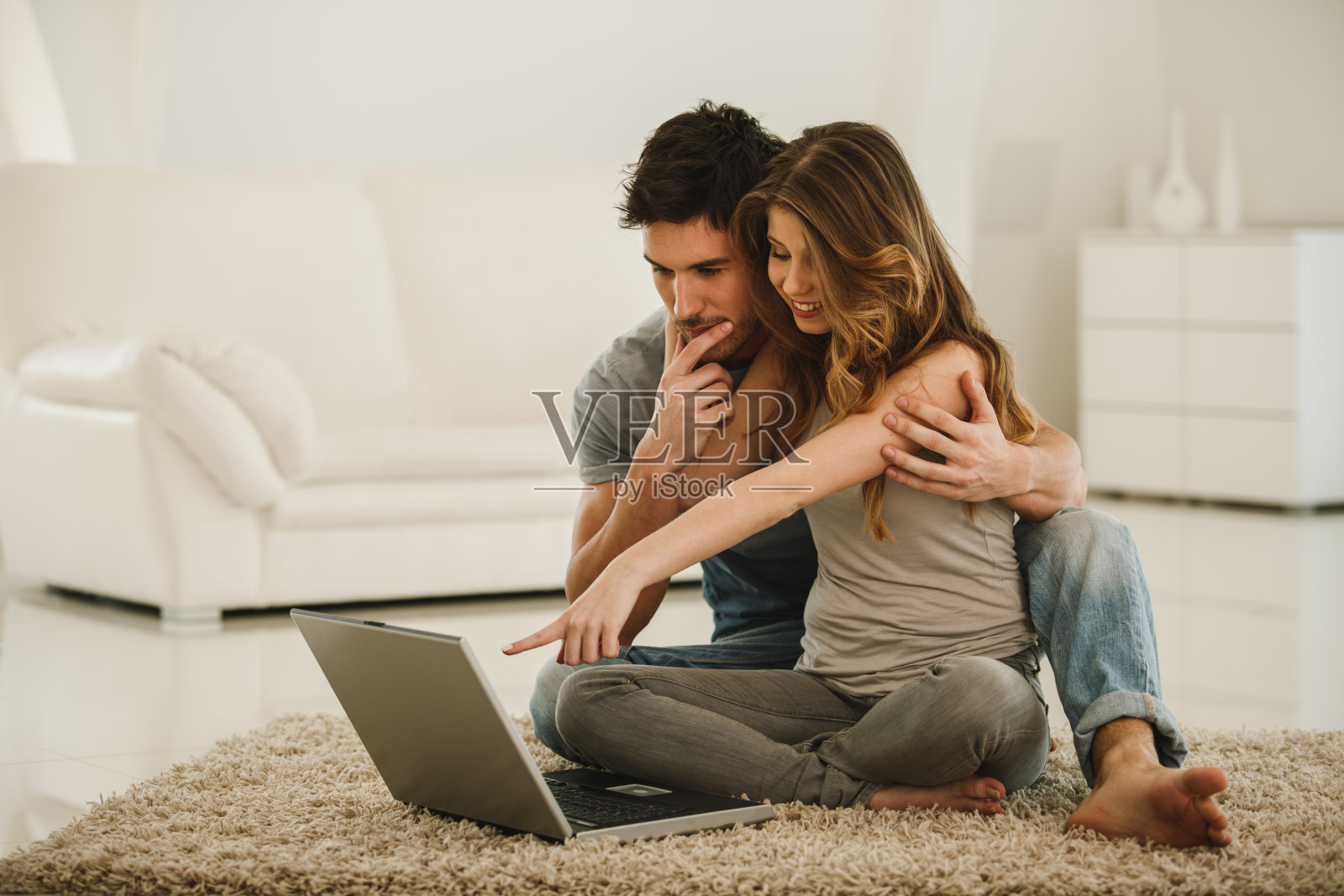 一起使用笔记本电脑时指着屏幕照片摄影图片