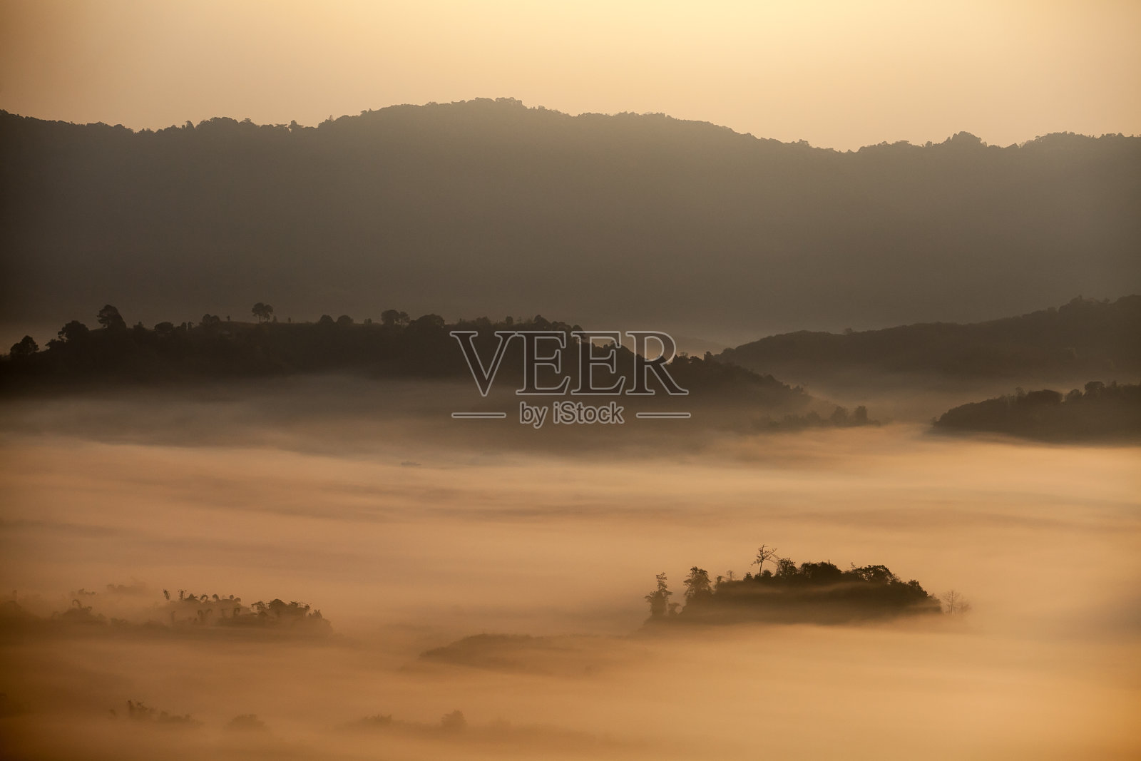 美丽的山在雾在福斯里兰卡的观点，Phayao省泰国。照片摄影图片