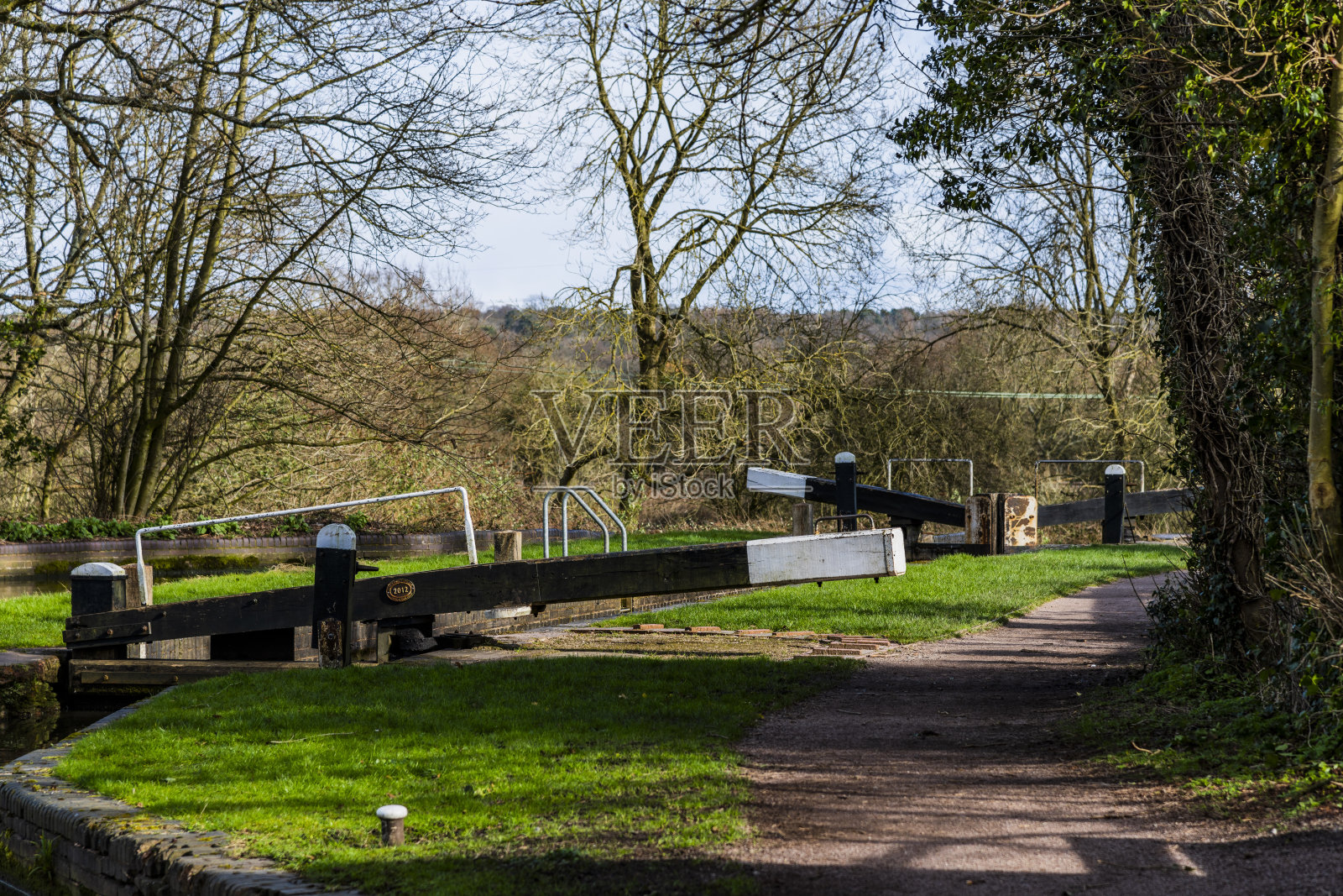 运河纤道碧绿葱郁，河面风光旖旎照片摄影图片