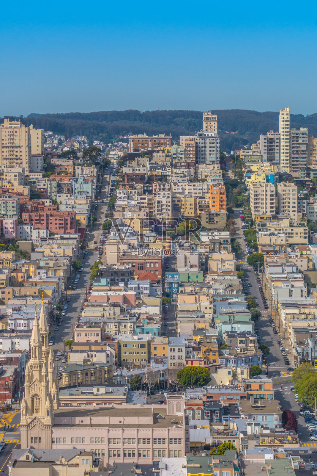 圣彼得和保罗教堂在旧金山朗伯德街前面照片摄影图片
