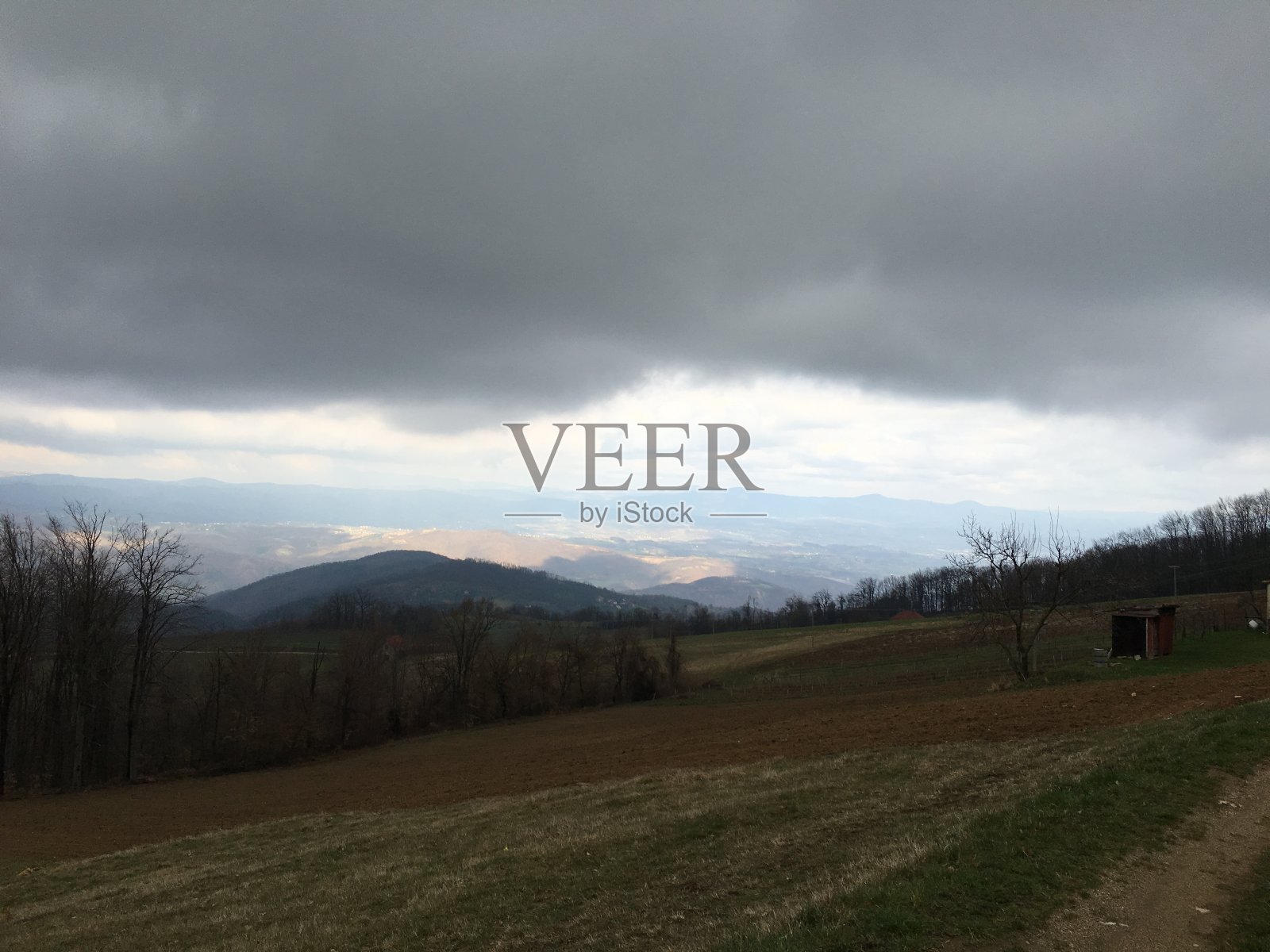 塞尔维亚卡恰克的山景照片摄影图片