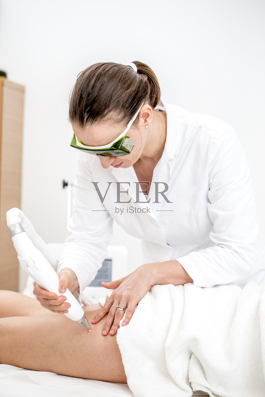 皮肤科医生为患者提供激光治疗 - 摄影图片照片摄影图片