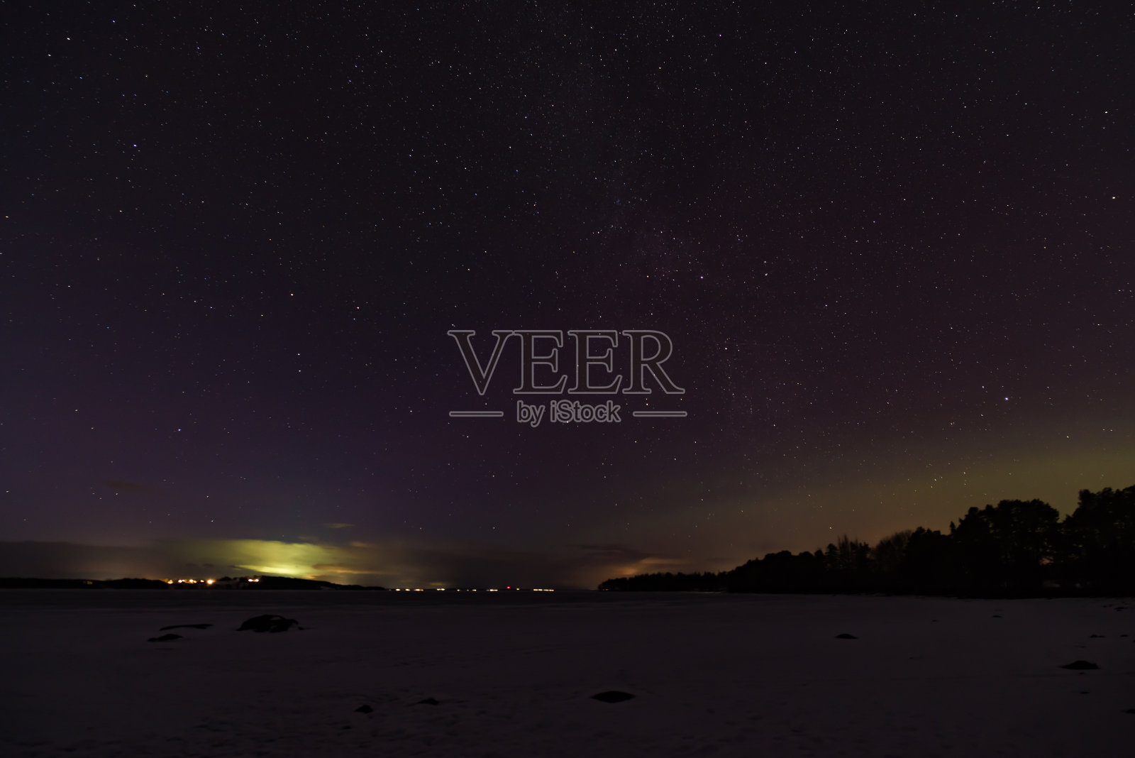 地平线上的北极光照片摄影图片